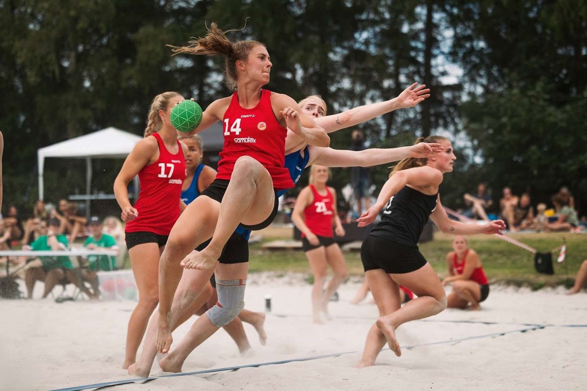 Sparekassen Kronjylland er blevet navngivet som hovedsponsor for Beach Handball Touren 2024, ifølge Håndbold.dk